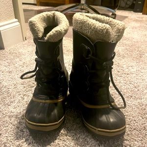 Black yout pac nylon Sorel boots